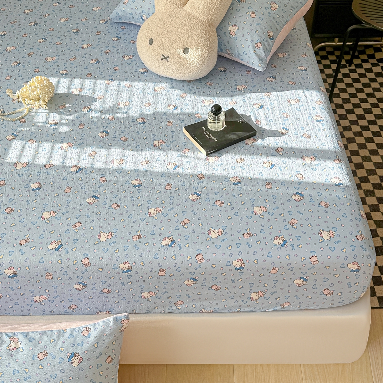 91家纺网 家纺一手货源 找家纺 繁花家居 2026新款泡芙棉云感木棉邹邹纱单床笠床单单件学生床 蓝调奶猫