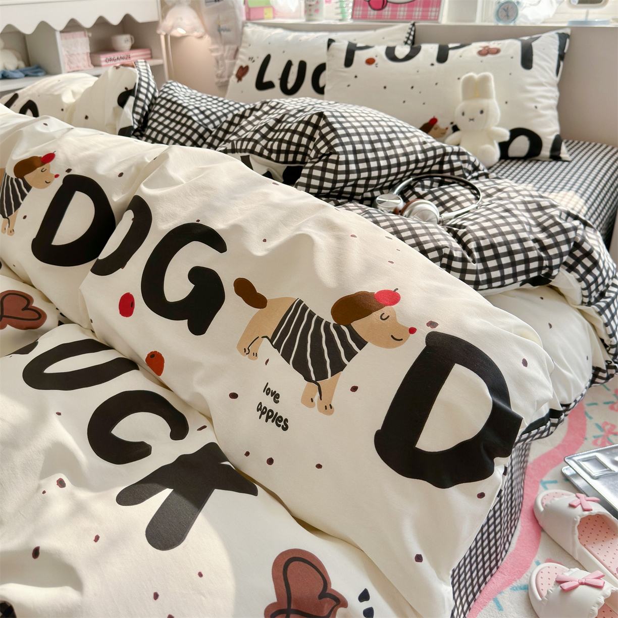 91家纺网 家纺一手货源 找家纺 名兮家居 2026跑量款全棉印花四件套 幸运字母狗