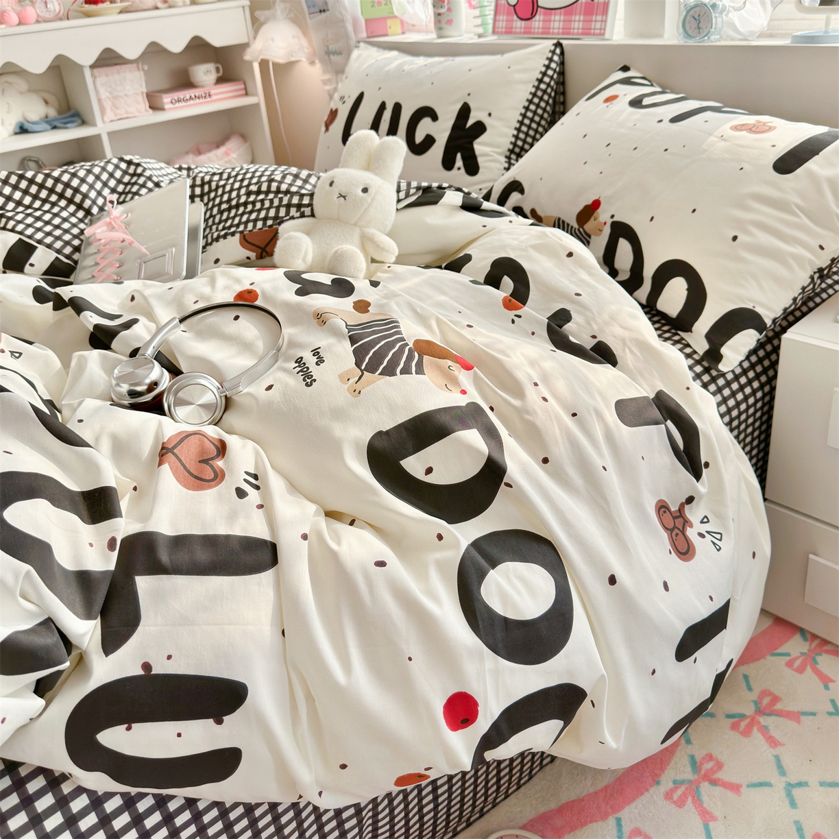 91家纺网 家纺一手货源 找家纺 名兮家居 2026跑量款全棉印花四件套 幸运字母狗