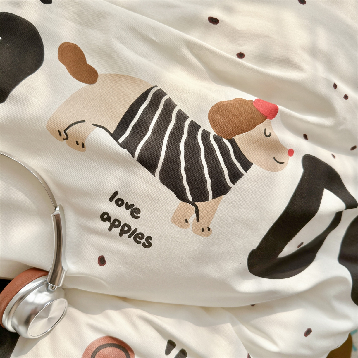 91家纺网 家纺一手货源 找家纺 名兮家居 2026跑量款全棉印花四件套 幸运字母狗