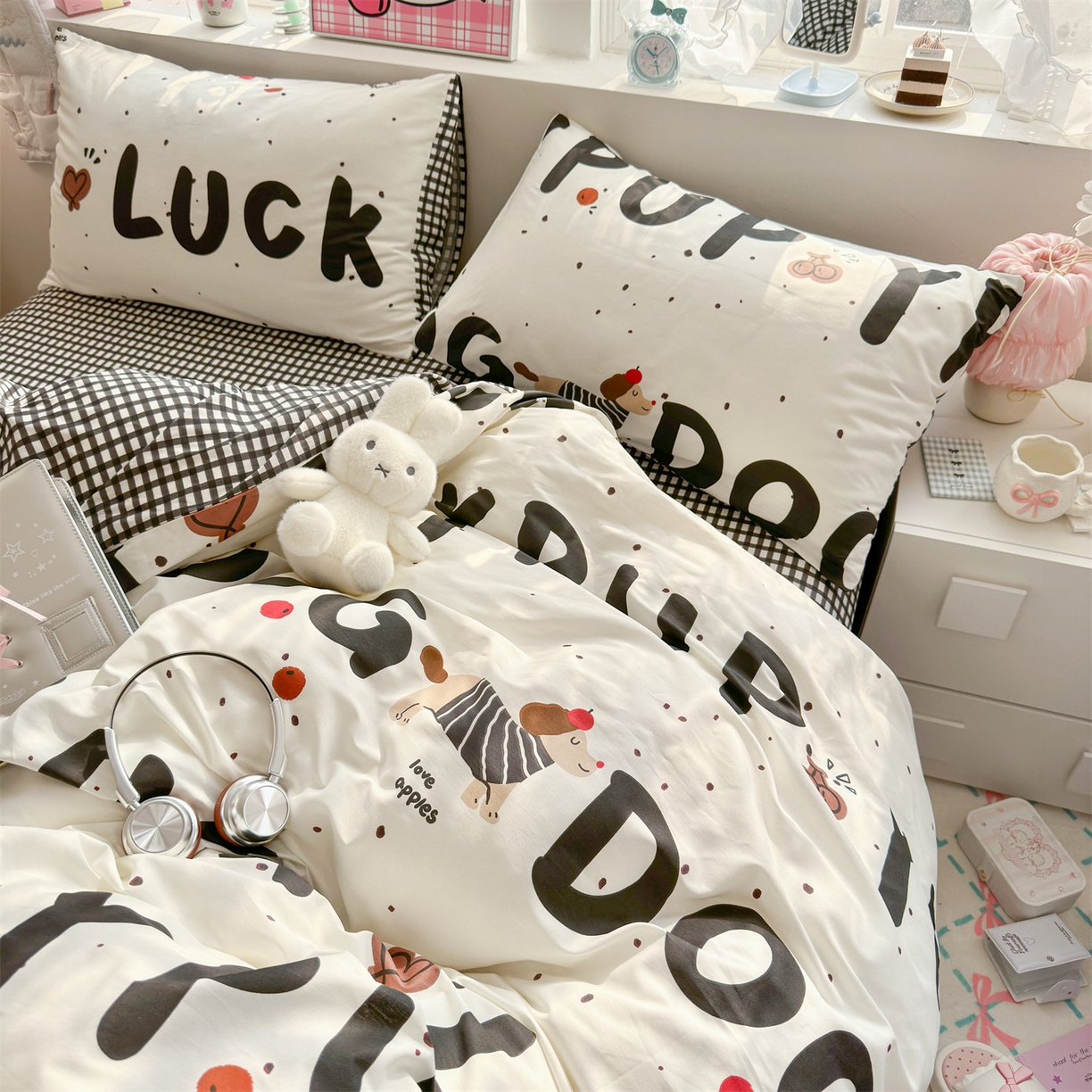 91家纺网 家纺一手货源 找家纺 名兮家居 2026跑量款全棉印花四件套 幸运字母狗