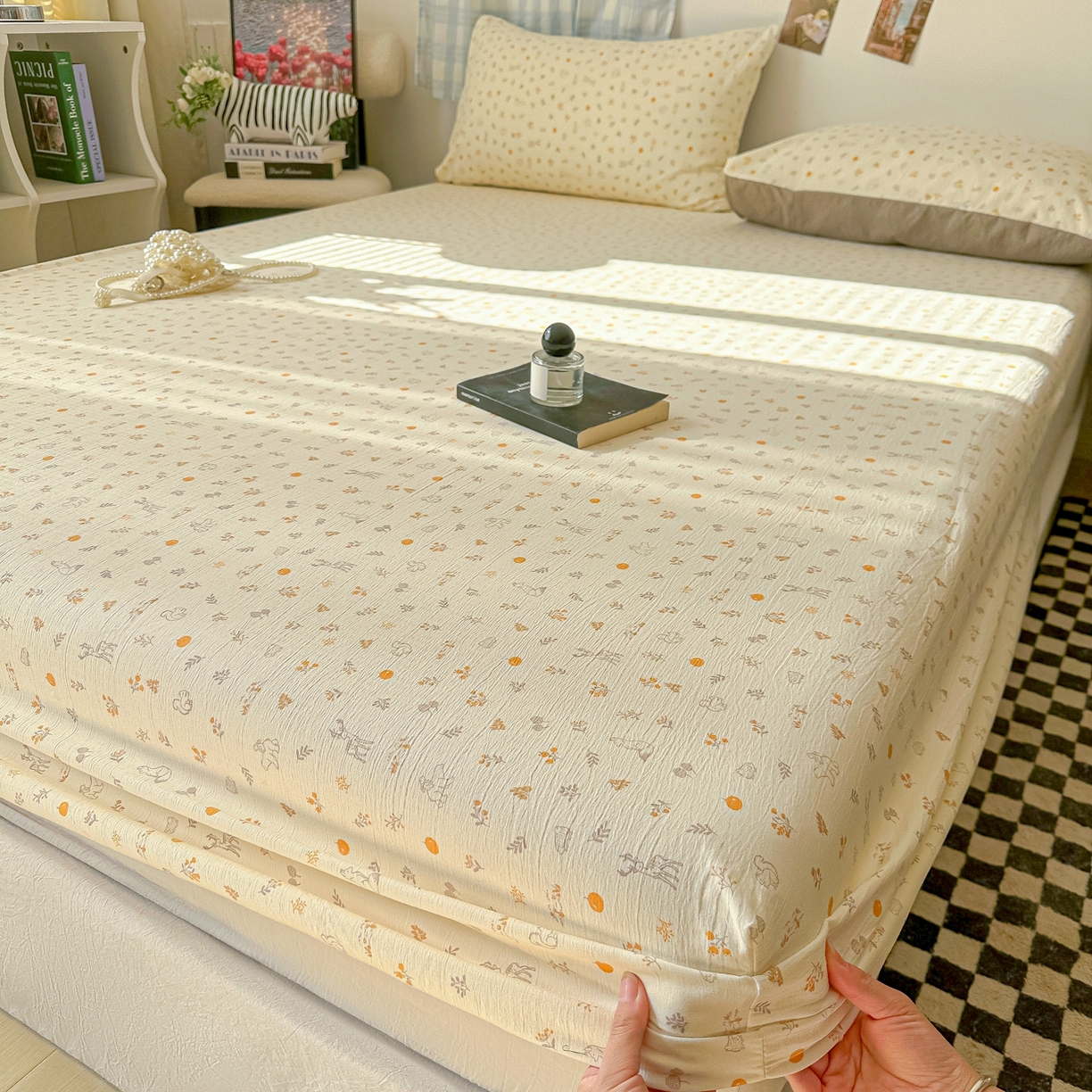 91家纺网 家纺一手货源 找家纺 繁花家居 2026新款泡芙棉云感木棉邹邹纱单床笠床单单件学生床 奶杏碎影