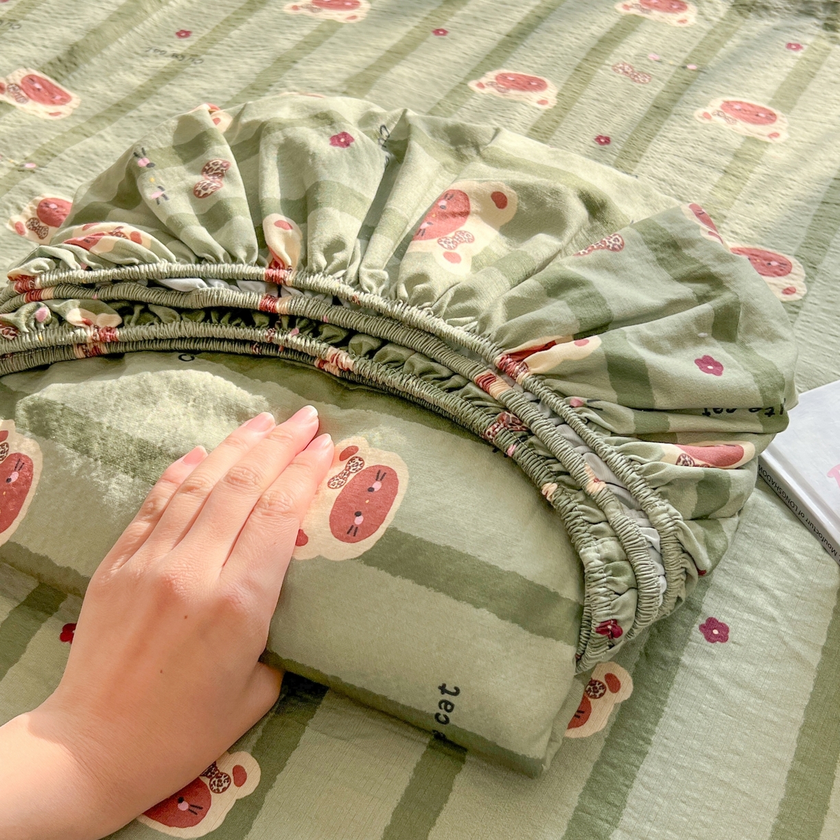 91家纺网 家纺一手货源 找家纺 繁花家居 2026新款泡芙棉云感木棉邹邹纱单床笠床单单件学生床 森系小熊