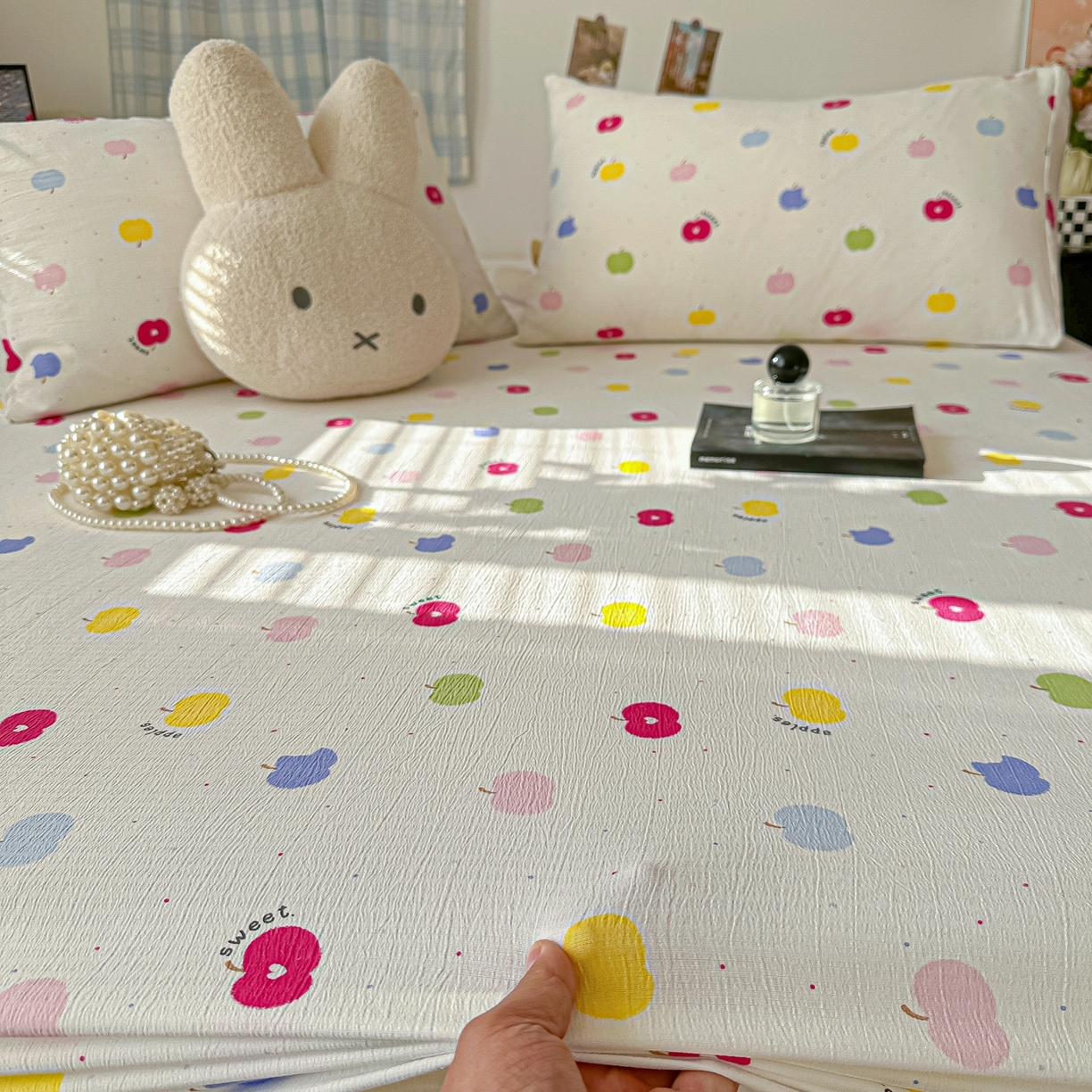 91家纺网 家纺一手货源 找家纺 繁花家居 2026新款泡芙棉云感木棉邹邹纱单床笠床单单件学生床 糖渍苹果