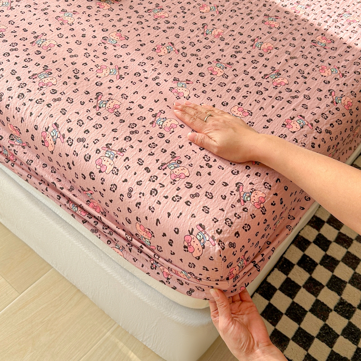 91家纺网 家纺一手货源 找家纺 繁花家居 2026新款泡芙棉云感木棉邹邹纱单床笠床单单件学生床 甜莓粉喵