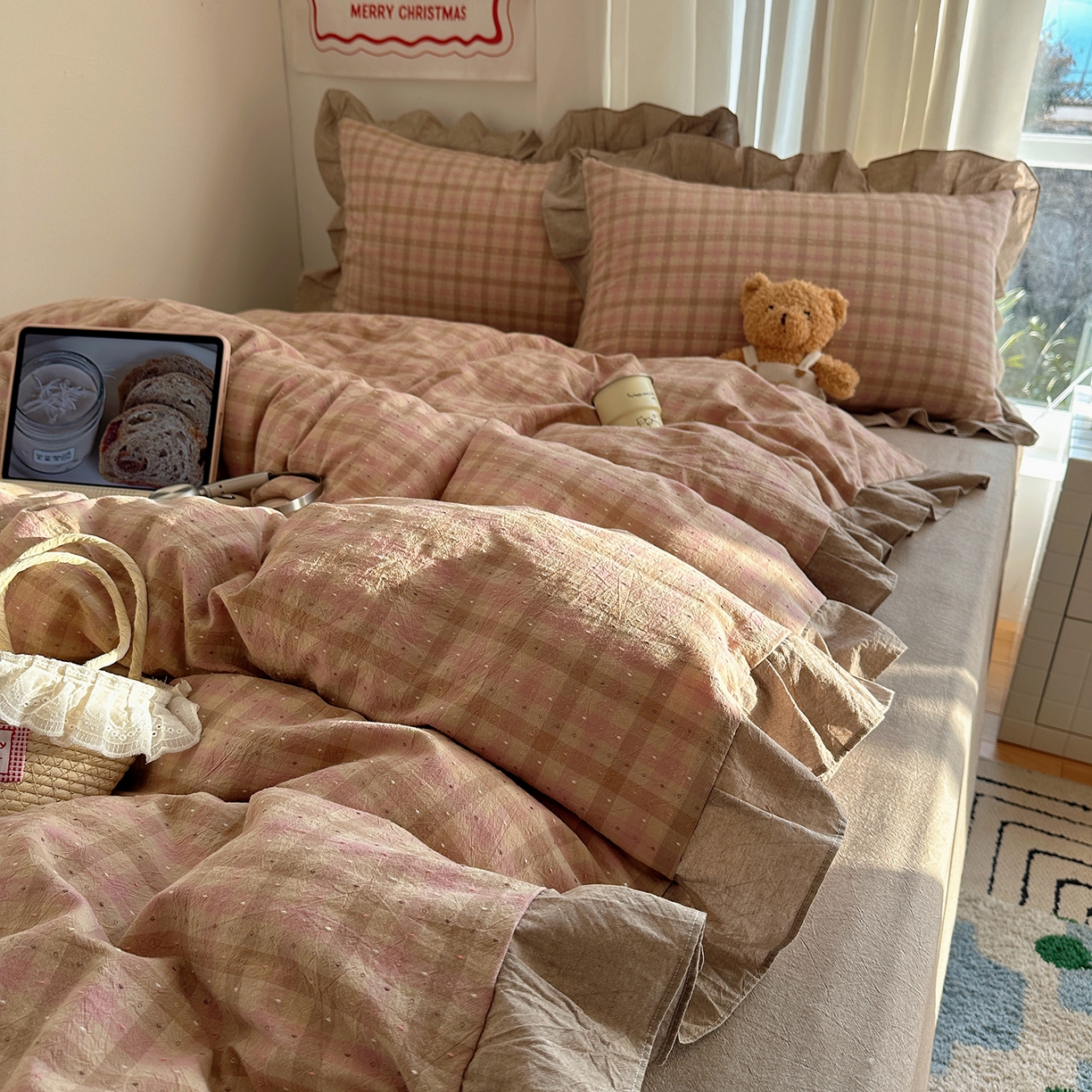 91家纺网 家纺一手货源 找家纺 桃子家居 2026新款A类韩版花边纯棉色织提花格子撞色奶油四件套 棉花边提花-璎珞粉格