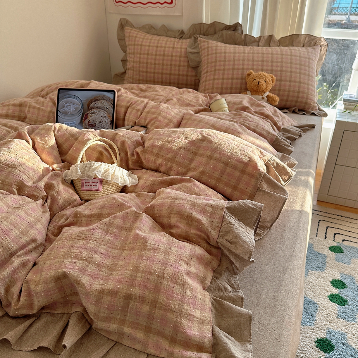 91家纺网 家纺一手货源 找家纺 桃子家居 2026新款A类韩版花边纯棉色织提花格子撞色奶油四件套 棉花边提花-璎珞粉格