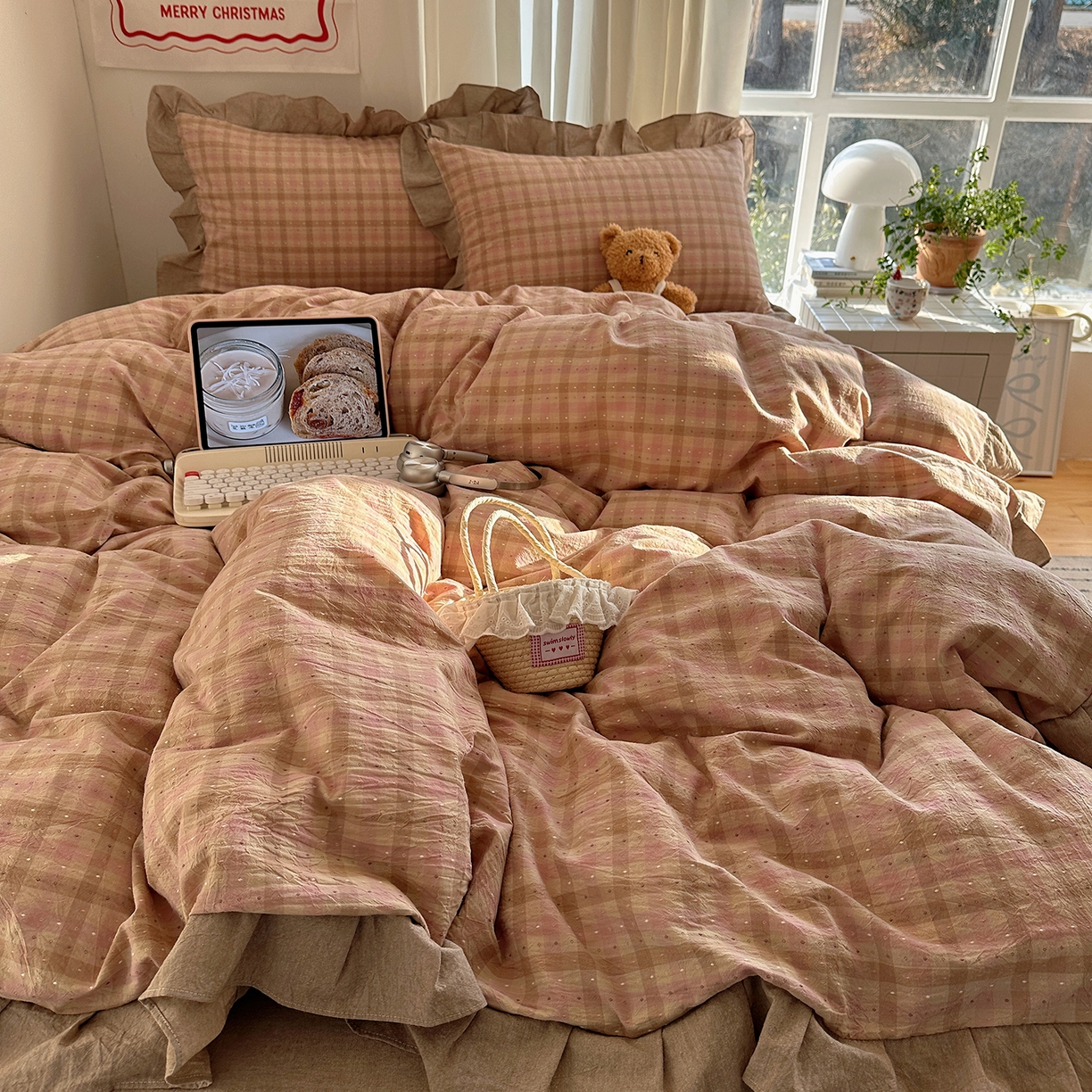 91家纺网 家纺一手货源 找家纺 桃子家居 2026新款A类韩版花边纯棉色织提花格子撞色奶油四件套 棉花边提花-璎珞粉格