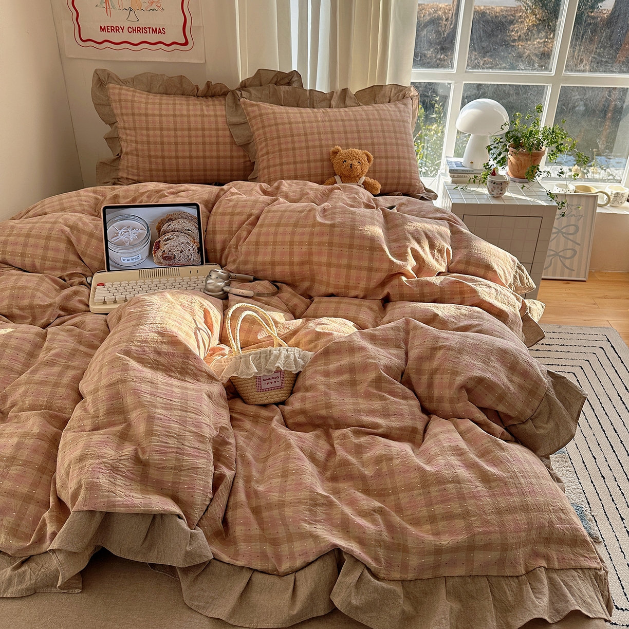 91家纺网 家纺一手货源 找家纺 桃子家居 2026新款A类韩版花边纯棉色织提花格子撞色奶油四件套 棉花边提花-璎珞粉格