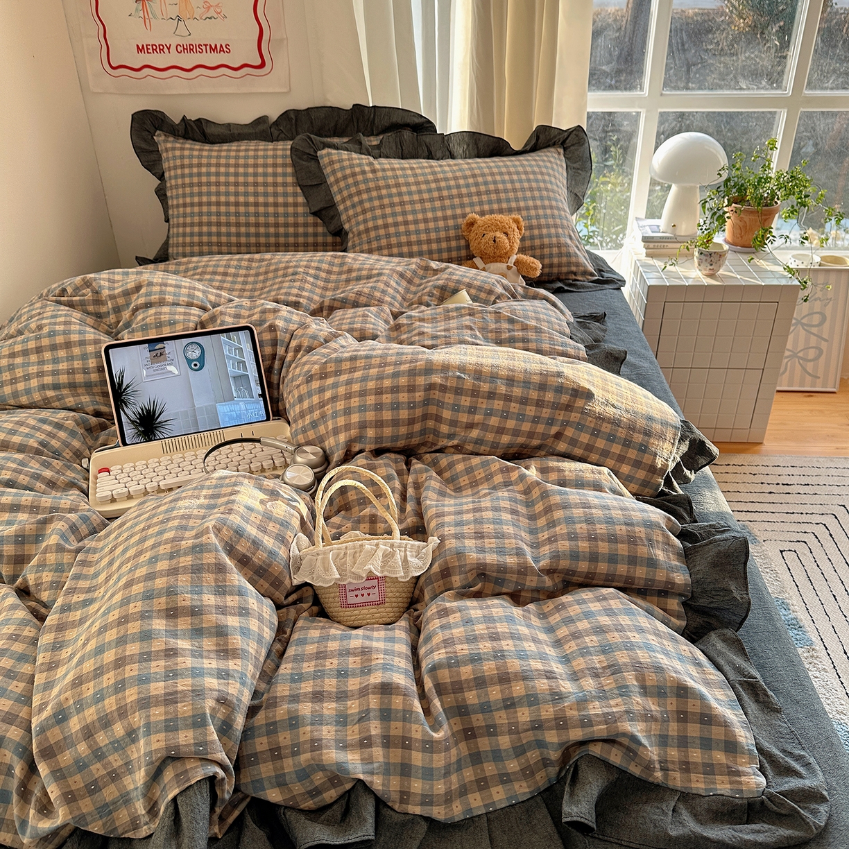 91家纺网 家纺一手货源 找家纺 桃子家居 2026新款A类韩版花边纯棉色织提花格子撞色奶油四件套 棉花边提花-幻境蓝格