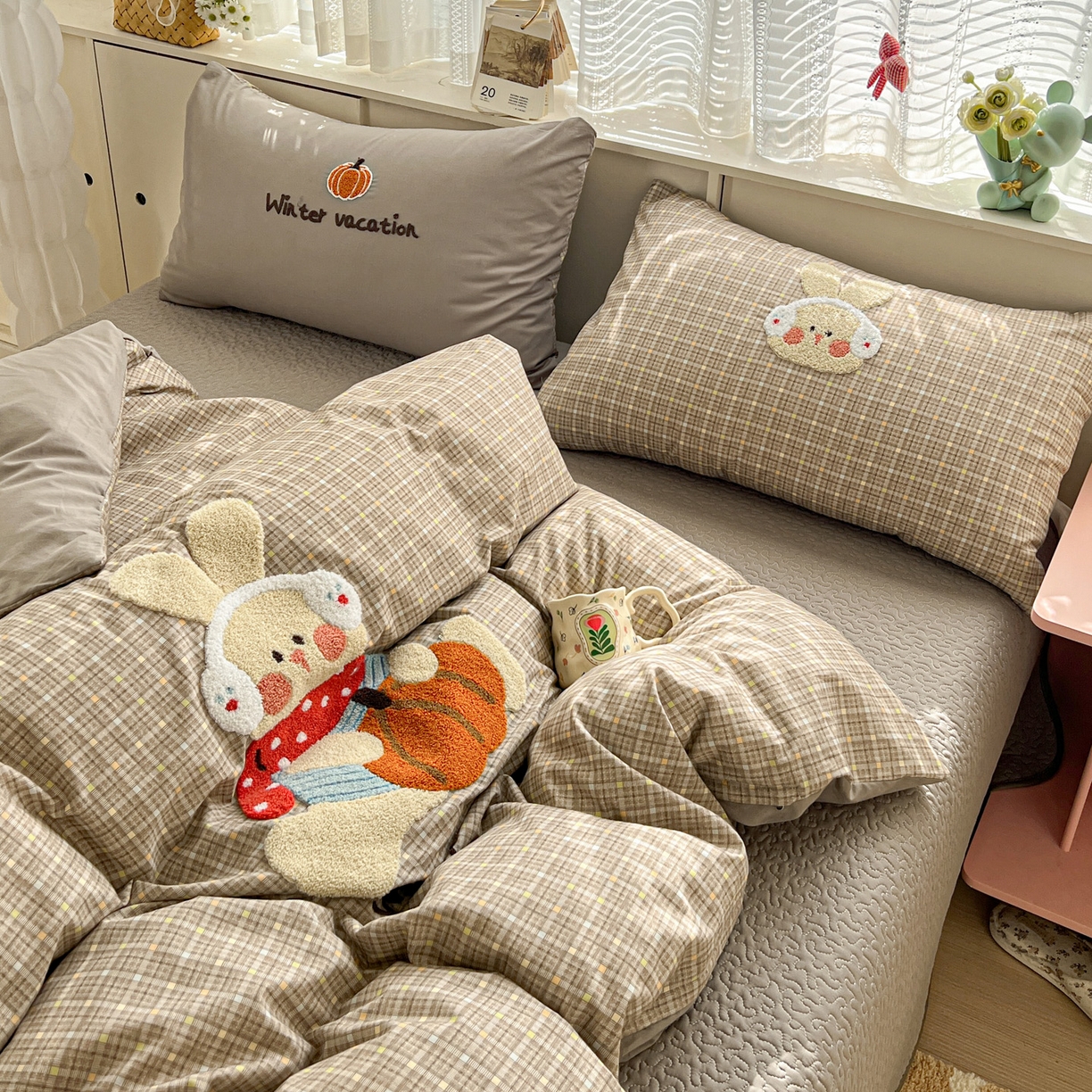 91家纺网 家纺一手货源 找家纺 鑫喜莱家纺 2026新款全棉纯棉13372床盖款原创毛巾绣四件套 南瓜小兔