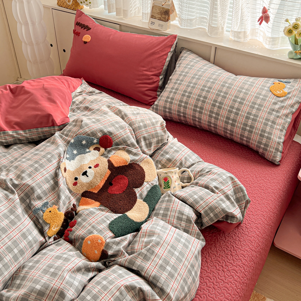 91家纺网 家纺一手货源 找家纺 鑫喜莱家纺 2026新款全棉纯棉13372床盖款原创毛巾绣四件套 滑板小熊仔