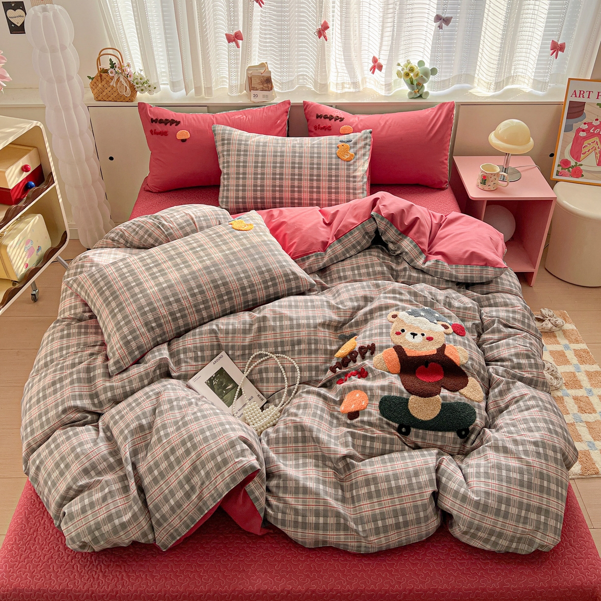 91家纺网 家纺一手货源 找家纺 鑫喜莱家纺 2026新款全棉纯棉13372床盖款原创毛巾绣四件套 滑板小熊仔