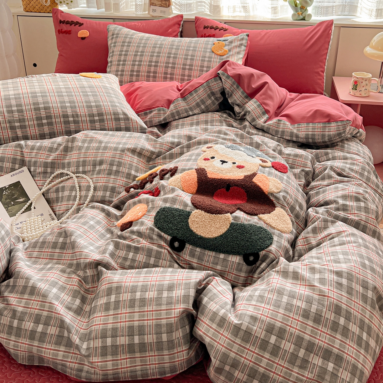 91家纺网 家纺一手货源 找家纺 鑫喜莱家纺 2026新款全棉纯棉13372床盖款原创毛巾绣四件套 滑板小熊仔