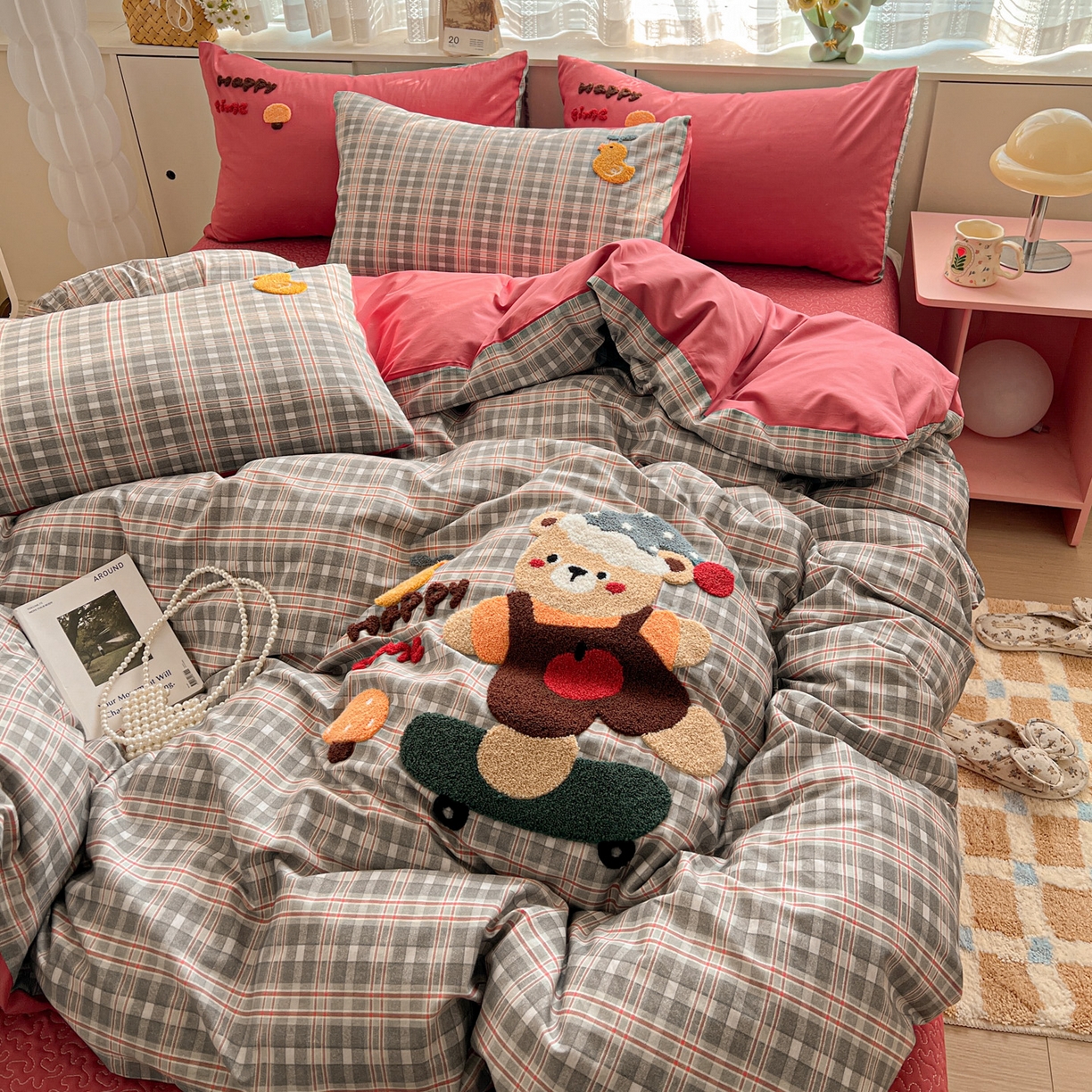 91家纺网 家纺一手货源 找家纺 鑫喜莱家纺 2026新款全棉纯棉13372床盖款原创毛巾绣四件套 滑板小熊仔