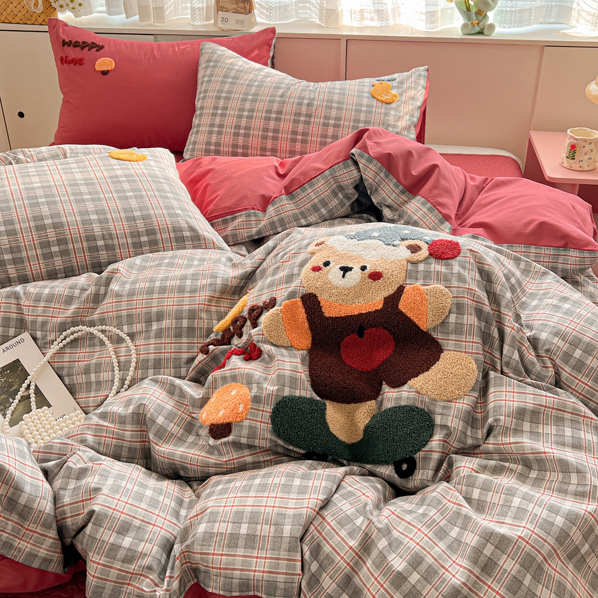 91家纺网 家纺一手货源 找家纺 鑫喜莱家纺 2026新款全棉纯棉13372床盖款原创毛巾绣四件套 滑板小熊仔