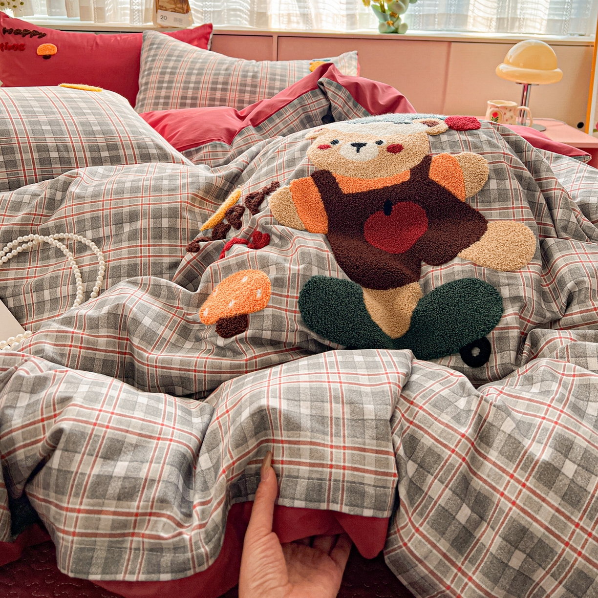 91家纺网 家纺一手货源 找家纺 鑫喜莱家纺 2026新款全棉纯棉13372床盖款原创毛巾绣四件套 滑板小熊仔