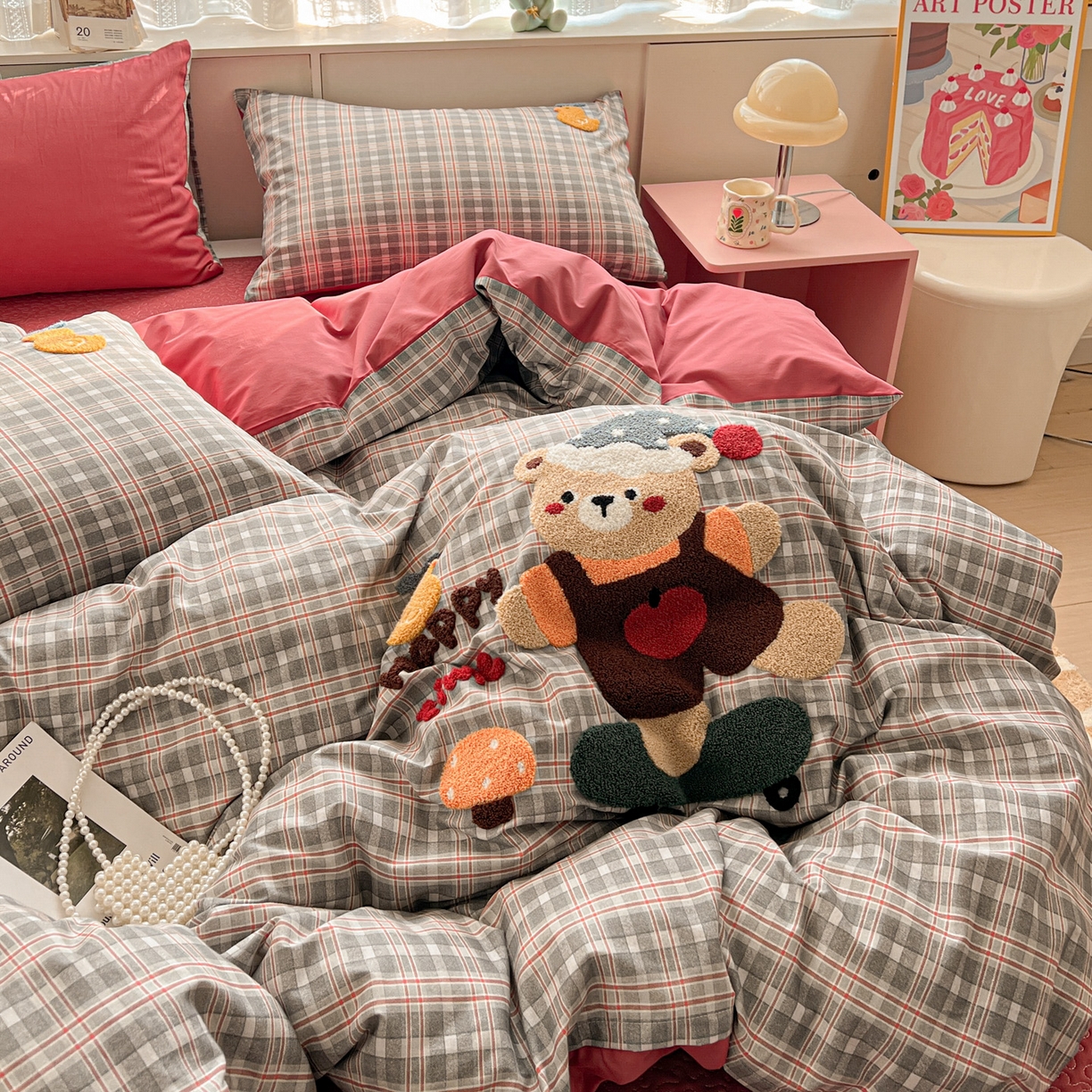 91家纺网 家纺一手货源 找家纺 鑫喜莱家纺 2026新款全棉纯棉13372床盖款原创毛巾绣四件套 滑板小熊仔