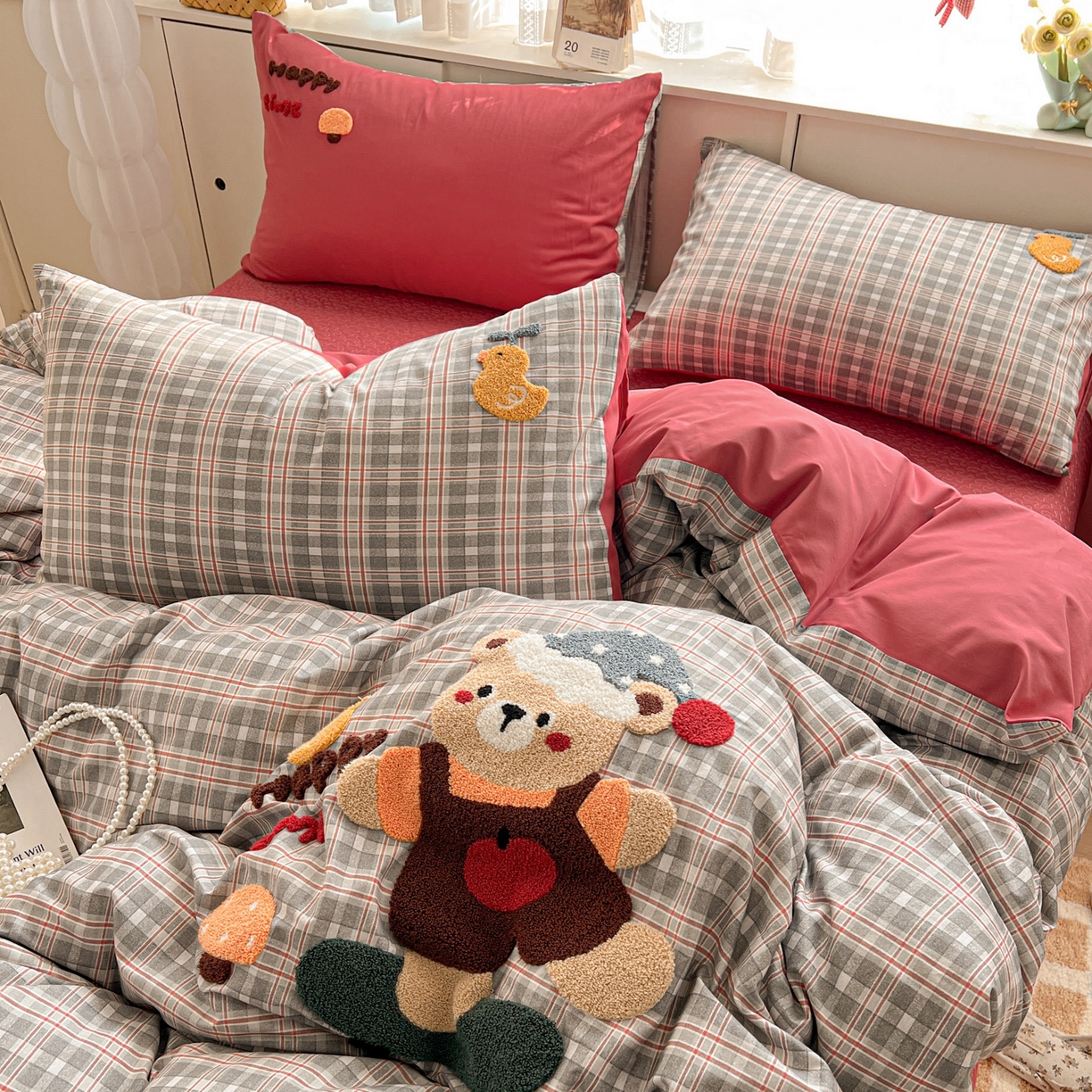 91家纺网 家纺一手货源 找家纺 鑫喜莱家纺 2026新款全棉纯棉13372床盖款原创毛巾绣四件套 滑板小熊仔