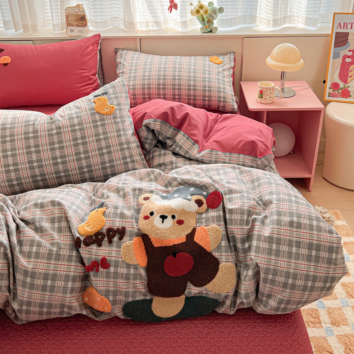 鑫喜莱家纺 2026新款全棉纯棉13372床盖款原创毛巾绣四件套 滑板小熊仔