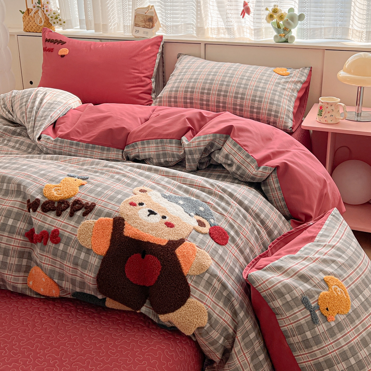 91家纺网 家纺一手货源 找家纺 鑫喜莱家纺 2026新款全棉纯棉13372床盖款原创毛巾绣四件套 滑板小熊仔