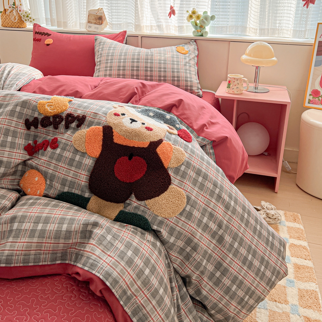 91家纺网 家纺一手货源 找家纺 鑫喜莱家纺 2026新款全棉纯棉13372床盖款原创毛巾绣四件套 滑板小熊仔