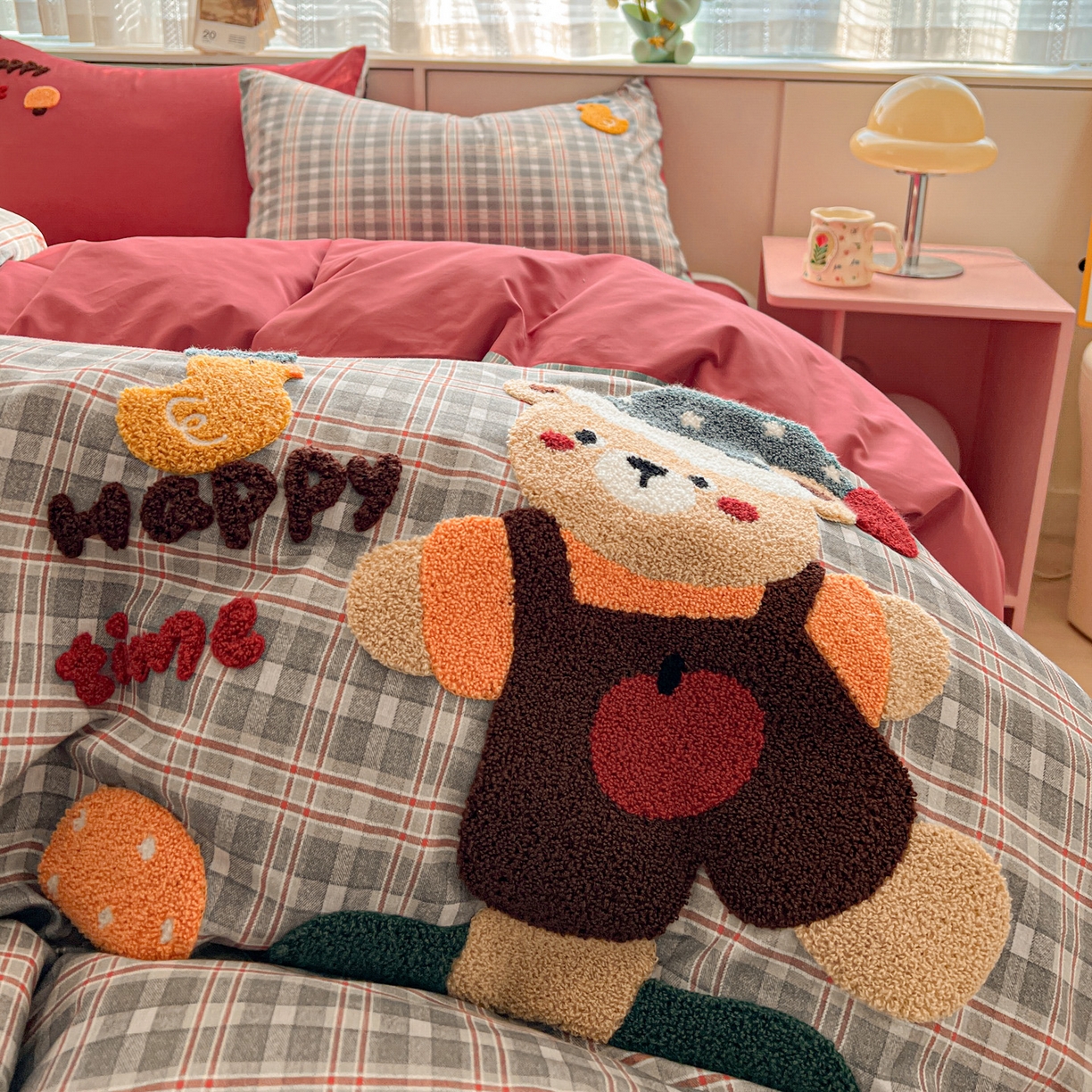 91家纺网 家纺一手货源 找家纺 鑫喜莱家纺 2026新款全棉纯棉13372床盖款原创毛巾绣四件套 滑板小熊仔