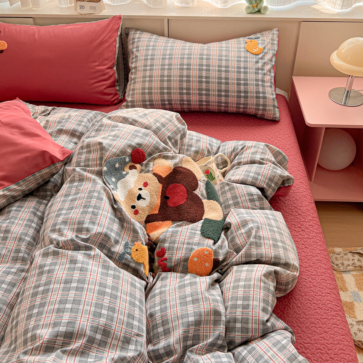 91家纺网 家纺一手货源 找家纺 鑫喜莱家纺 2026新款全棉纯棉13372床盖款原创毛巾绣四件套 滑板小熊仔