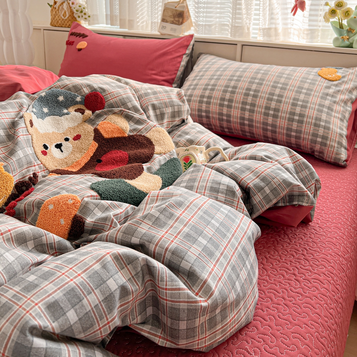 91家纺网 家纺一手货源 找家纺 鑫喜莱家纺 2026新款全棉纯棉13372床盖款原创毛巾绣四件套 滑板小熊仔