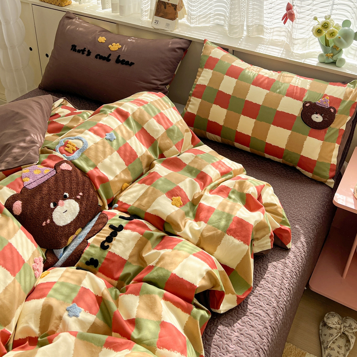 91家纺网 家纺一手货源 找家纺 鑫喜莱家纺 2026新款全棉纯棉13372床盖款原创毛巾绣四件套 酷酷的小熊