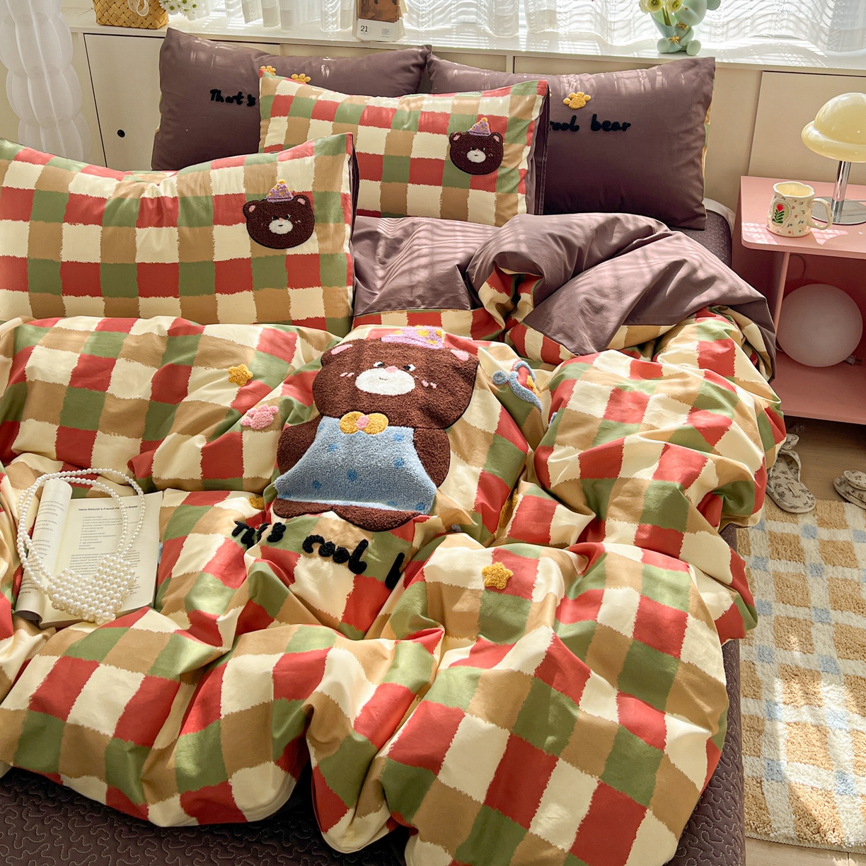 91家纺网 家纺一手货源 找家纺 鑫喜莱家纺 2026新款全棉纯棉13372床盖款原创毛巾绣四件套 酷酷的小熊