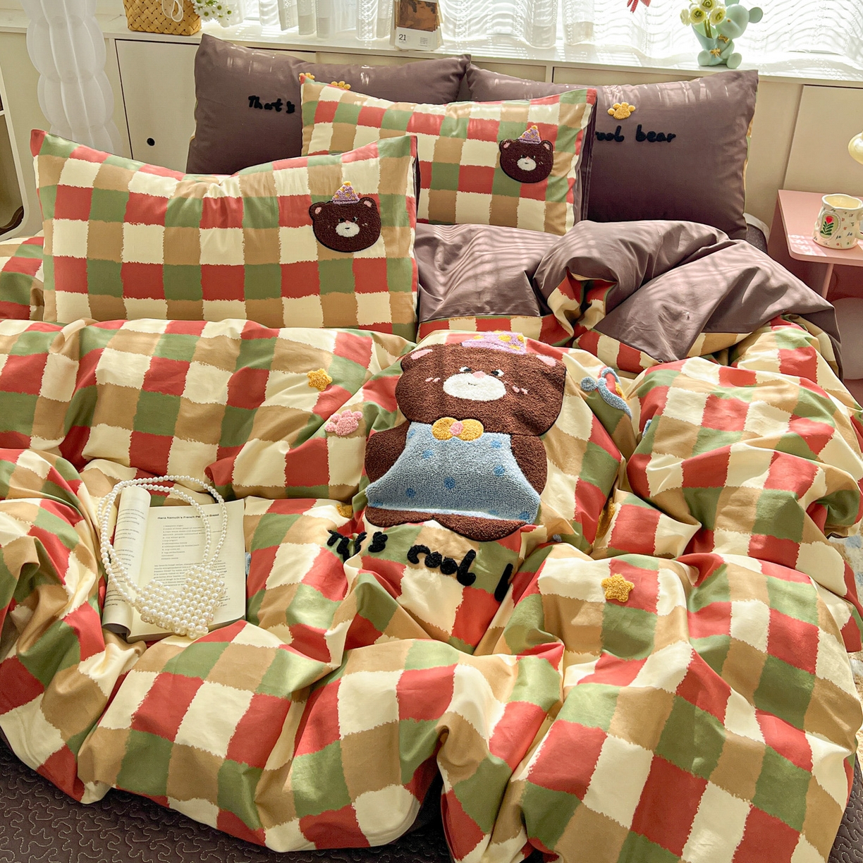 91家纺网 家纺一手货源 找家纺 鑫喜莱家纺 2026新款全棉纯棉13372床盖款原创毛巾绣四件套 酷酷的小熊