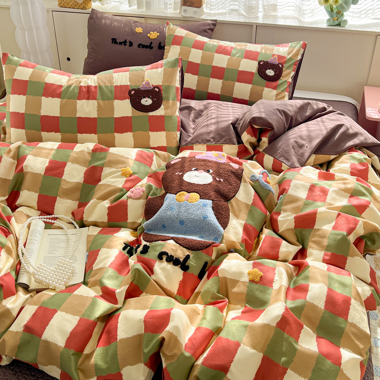 91家纺网 家纺一手货源 找家纺 鑫喜莱家纺 2026新款全棉纯棉13372床盖款原创毛巾绣四件套 酷酷的小熊