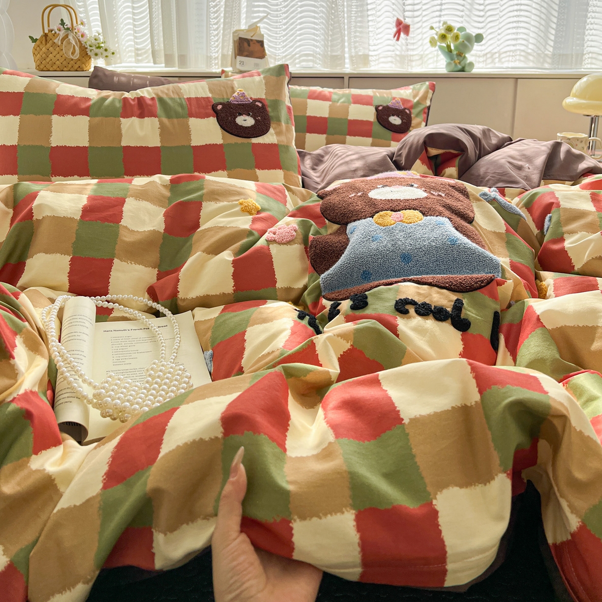 91家纺网 家纺一手货源 找家纺 鑫喜莱家纺 2026新款全棉纯棉13372床盖款原创毛巾绣四件套 酷酷的小熊