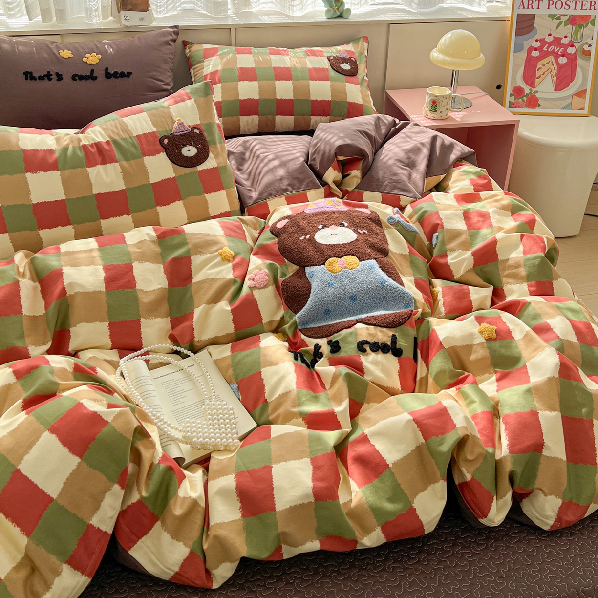 91家纺网 家纺一手货源 找家纺 鑫喜莱家纺 2026新款全棉纯棉13372床盖款原创毛巾绣四件套 酷酷的小熊