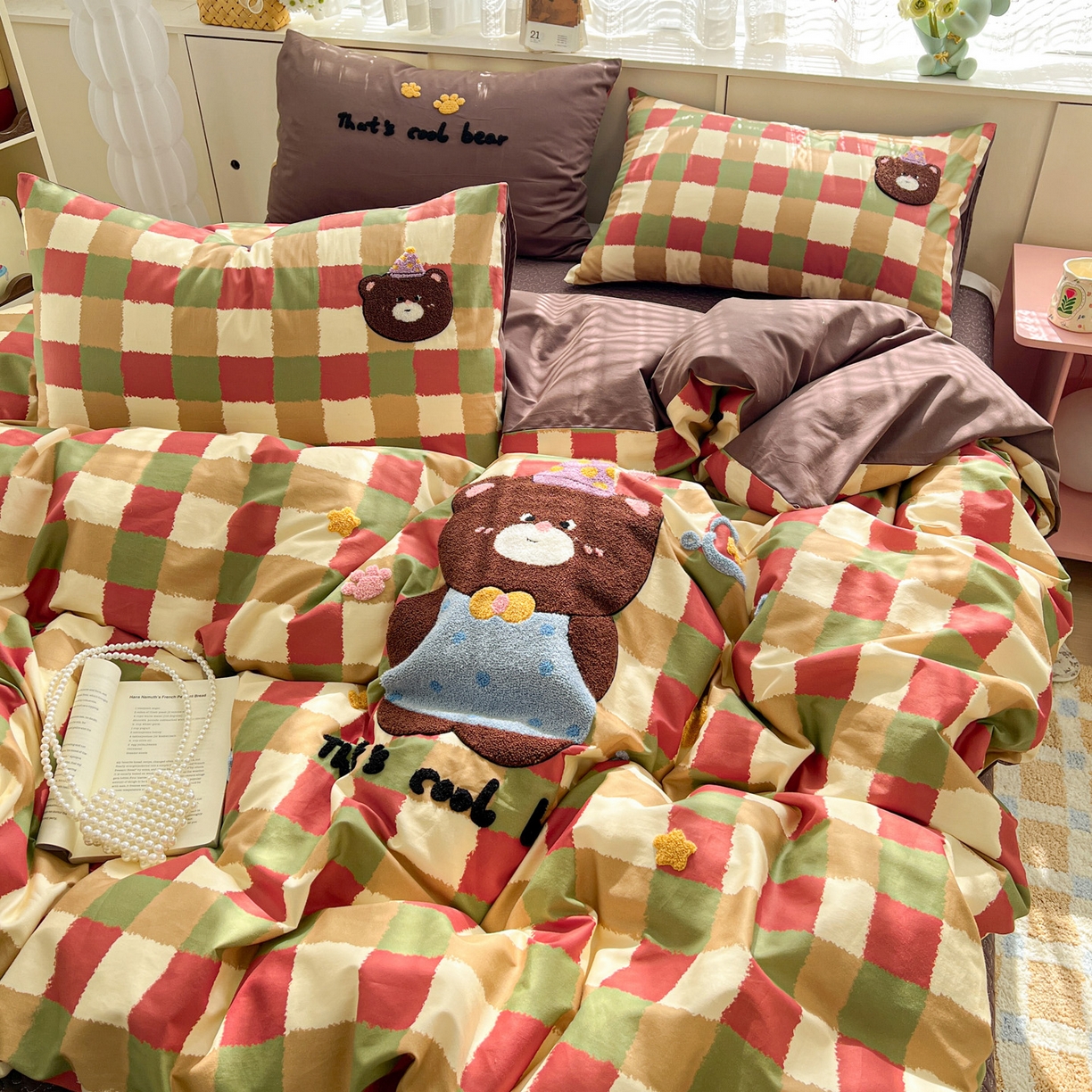 91家纺网 家纺一手货源 找家纺 鑫喜莱家纺 2026新款全棉纯棉13372床盖款原创毛巾绣四件套 酷酷的小熊