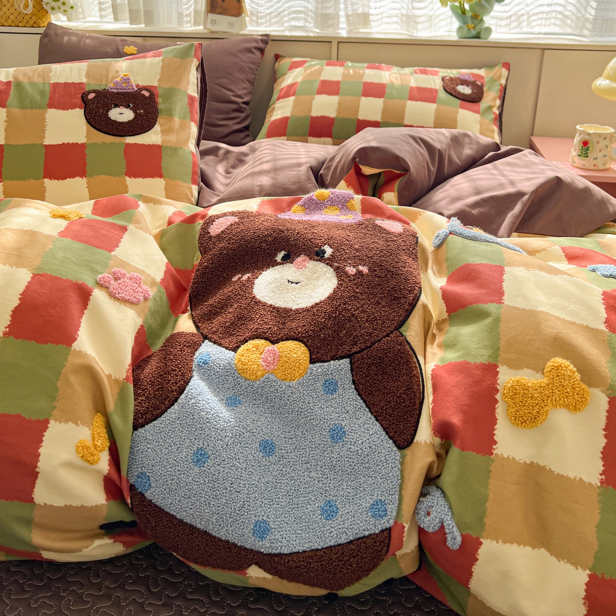 91家纺网 家纺一手货源 找家纺 鑫喜莱家纺 2026新款全棉纯棉13372床盖款原创毛巾绣四件套 酷酷的小熊