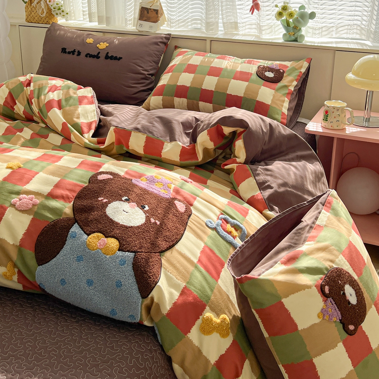 91家纺网 家纺一手货源 找家纺 鑫喜莱家纺 2026新款全棉纯棉13372床盖款原创毛巾绣四件套 酷酷的小熊