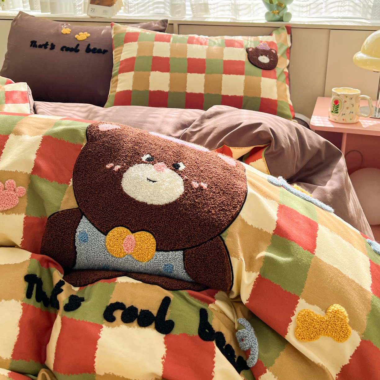 91家纺网 家纺一手货源 找家纺 鑫喜莱家纺 2026新款全棉纯棉13372床盖款原创毛巾绣四件套 酷酷的小熊