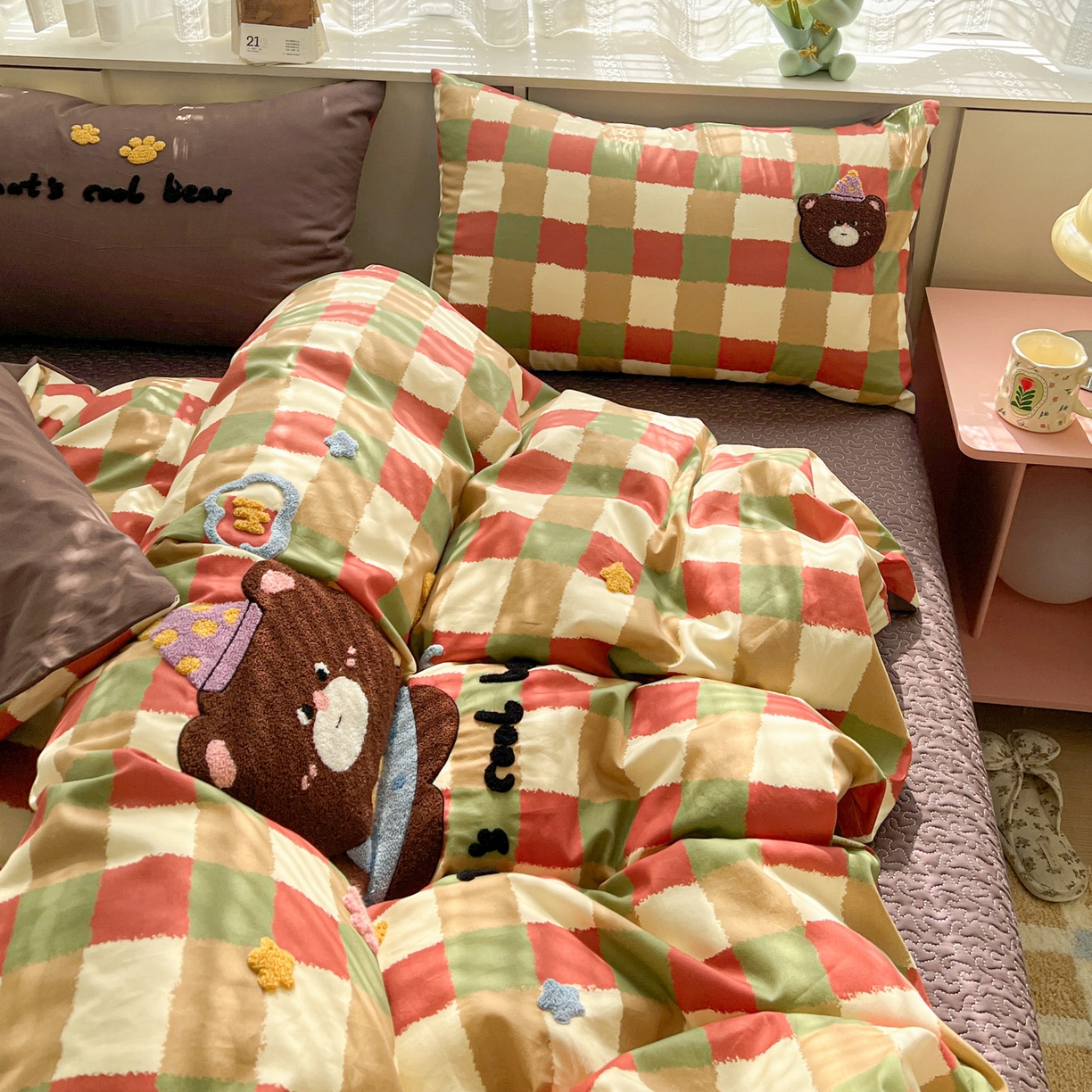 91家纺网 家纺一手货源 找家纺 鑫喜莱家纺 2026新款全棉纯棉13372床盖款原创毛巾绣四件套 酷酷的小熊