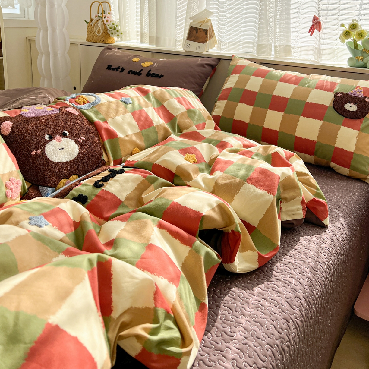 91家纺网 家纺一手货源 找家纺 鑫喜莱家纺 2026新款全棉纯棉13372床盖款原创毛巾绣四件套 酷酷的小熊