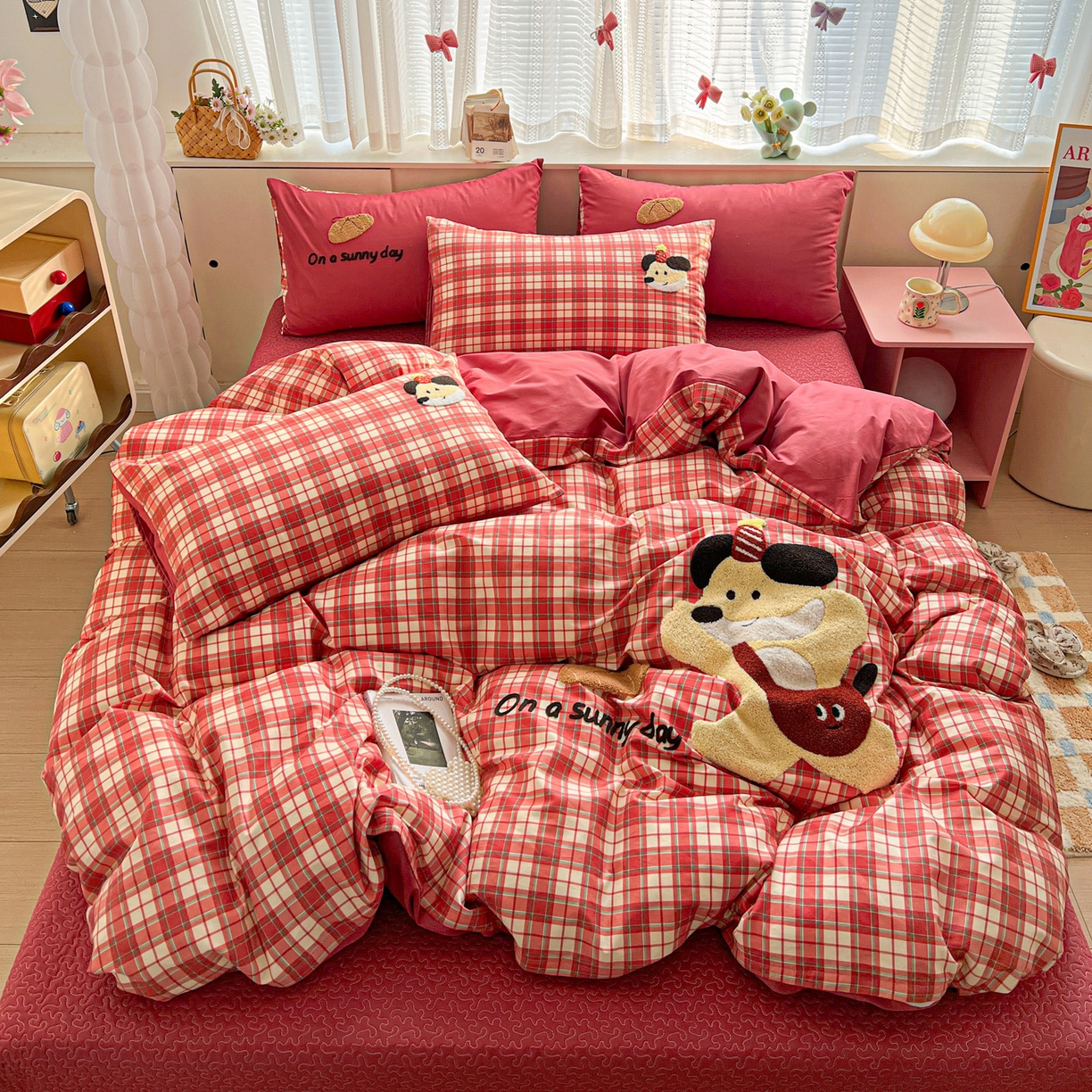 91家纺网 家纺一手货源 找家纺 鑫喜莱家纺 2026新款全棉纯棉13372床盖款原创毛巾绣四件套 面包小狗