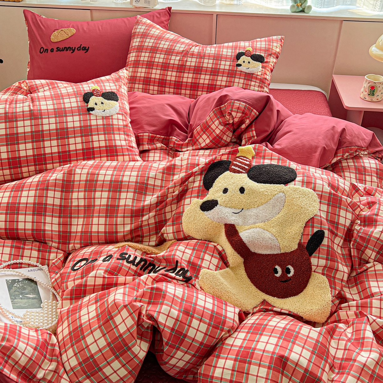 91家纺网 家纺一手货源 找家纺 鑫喜莱家纺 2026新款全棉纯棉13372床盖款原创毛巾绣四件套 面包小狗