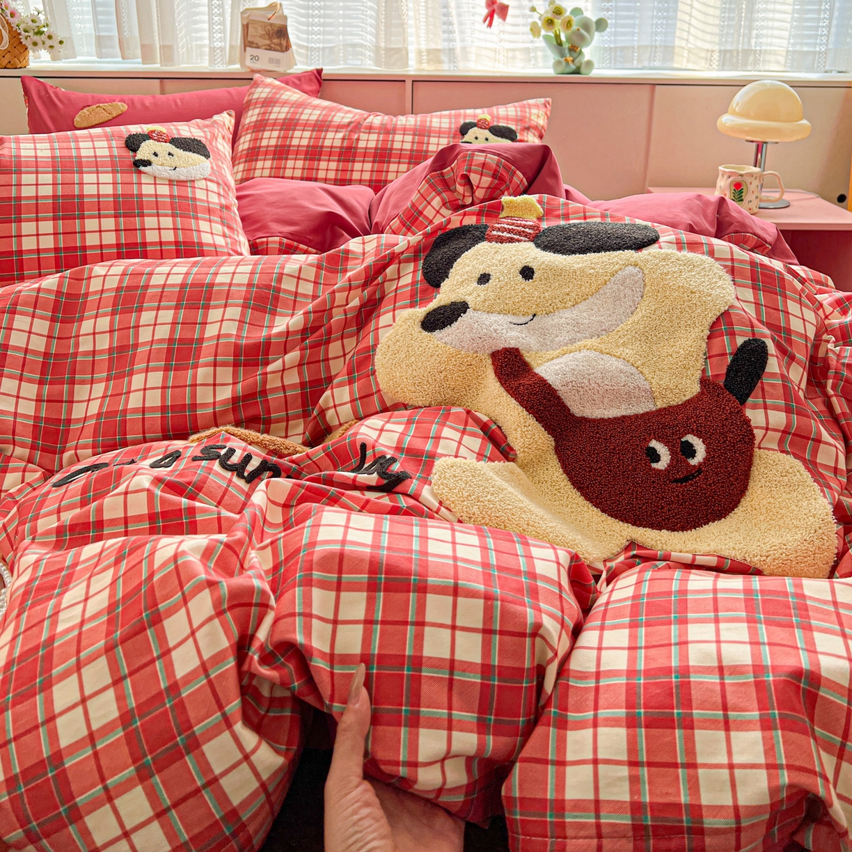 91家纺网 家纺一手货源 找家纺 鑫喜莱家纺 2026新款全棉纯棉13372床盖款原创毛巾绣四件套 面包小狗