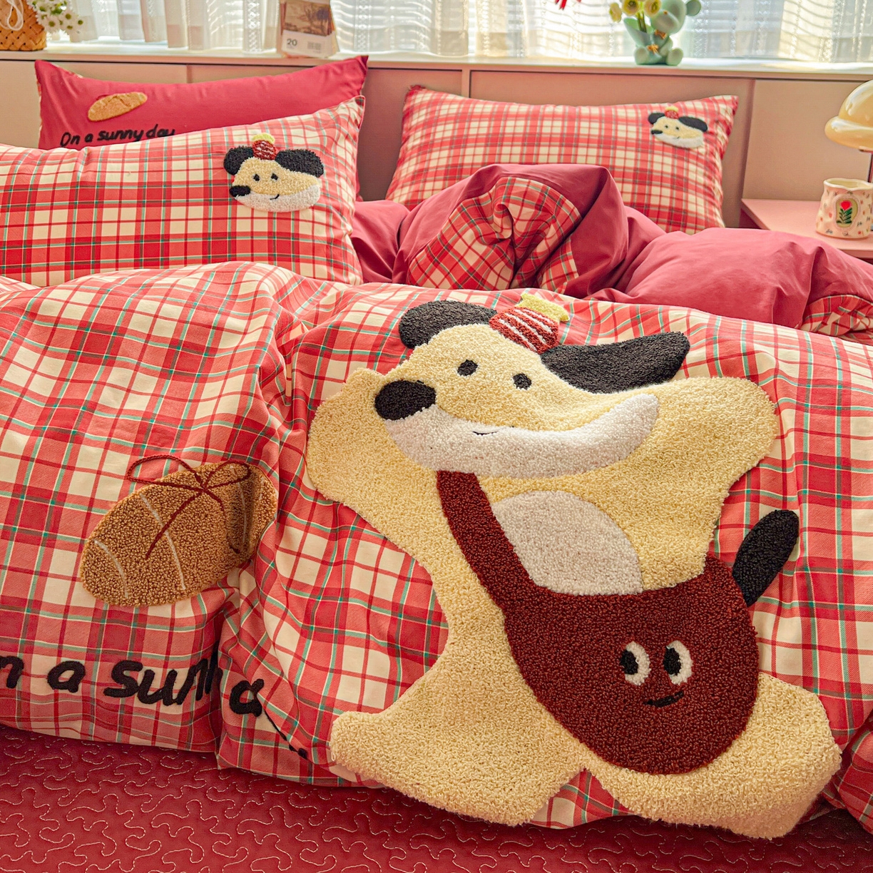 91家纺网 家纺一手货源 找家纺 鑫喜莱家纺 2026新款全棉纯棉13372床盖款原创毛巾绣四件套 面包小狗