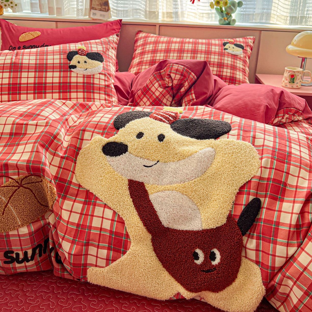 91家纺网 家纺一手货源 找家纺 鑫喜莱家纺 2026新款全棉纯棉13372床盖款原创毛巾绣四件套 面包小狗