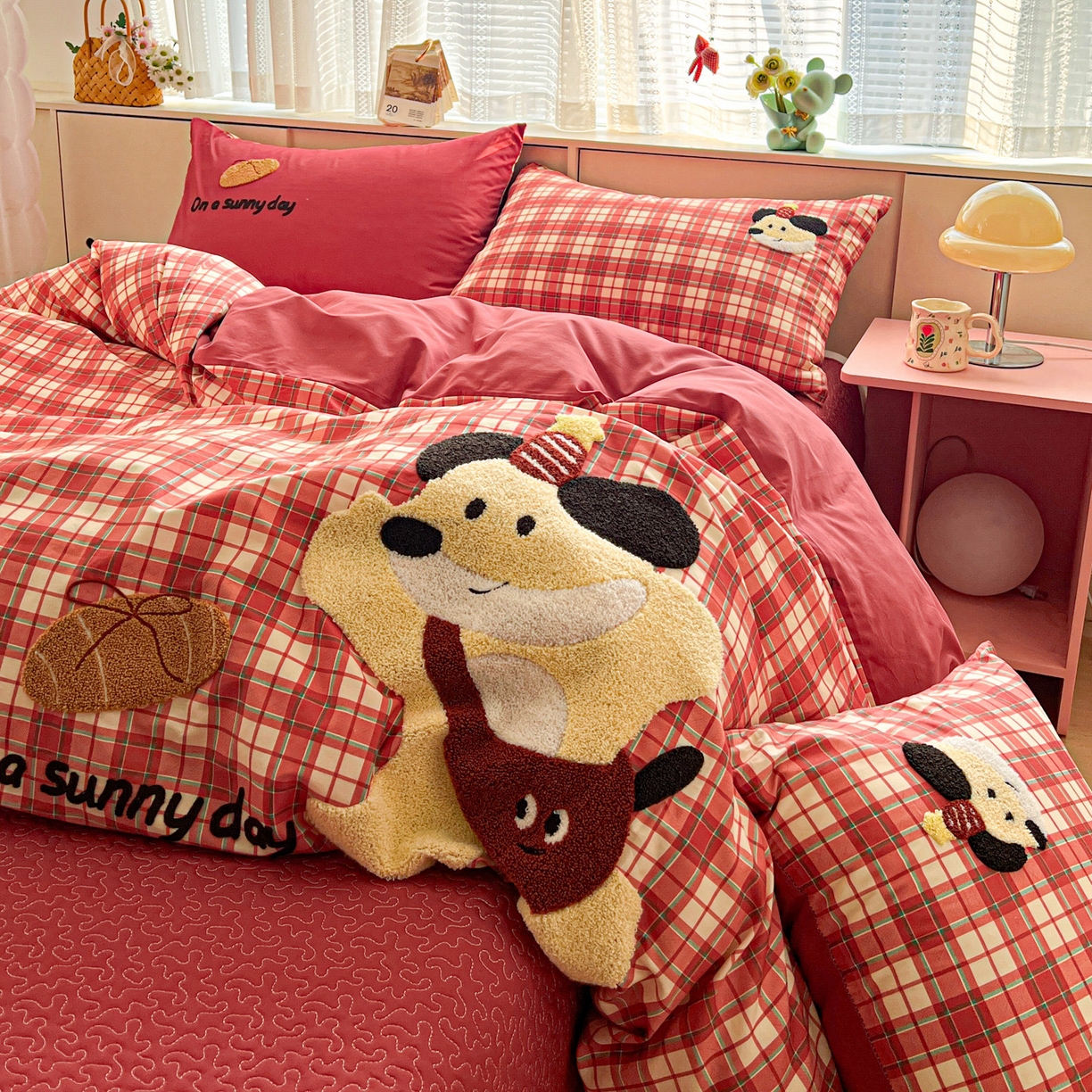 91家纺网 家纺一手货源 找家纺 鑫喜莱家纺 2026新款全棉纯棉13372床盖款原创毛巾绣四件套 面包小狗