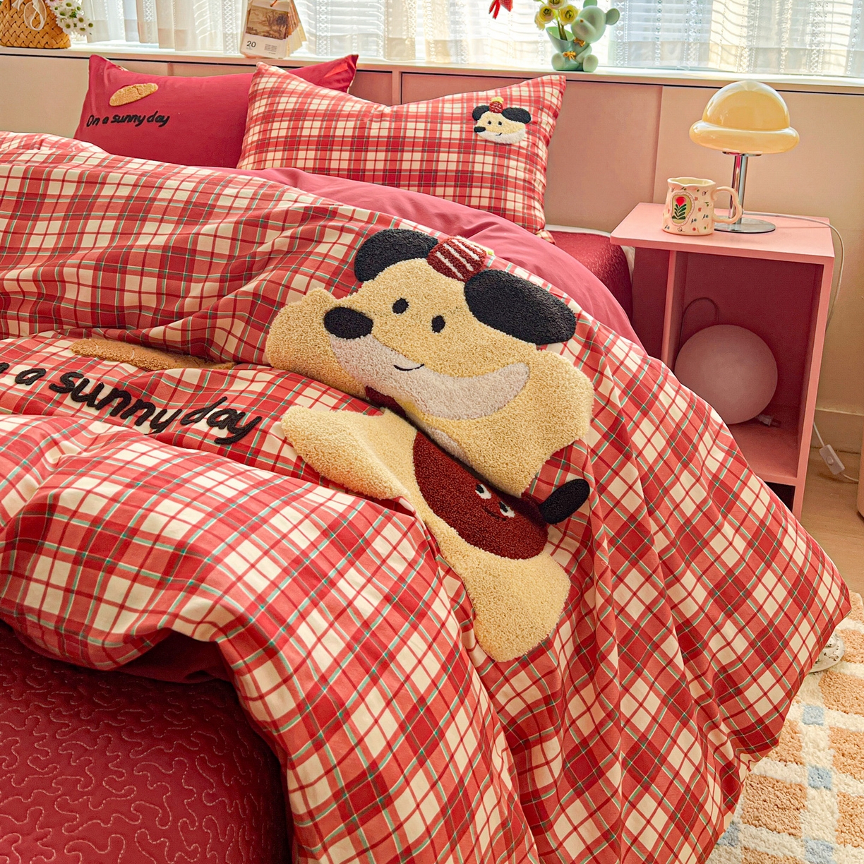 91家纺网 家纺一手货源 找家纺 鑫喜莱家纺 2026新款全棉纯棉13372床盖款原创毛巾绣四件套 面包小狗