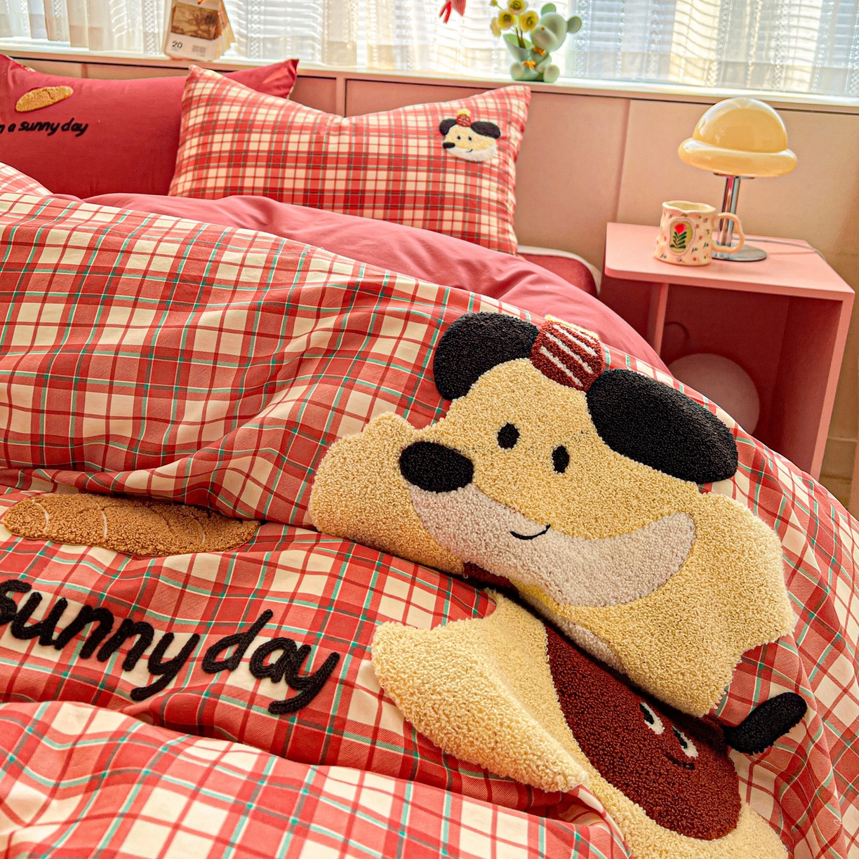 91家纺网 家纺一手货源 找家纺 鑫喜莱家纺 2026新款全棉纯棉13372床盖款原创毛巾绣四件套 面包小狗