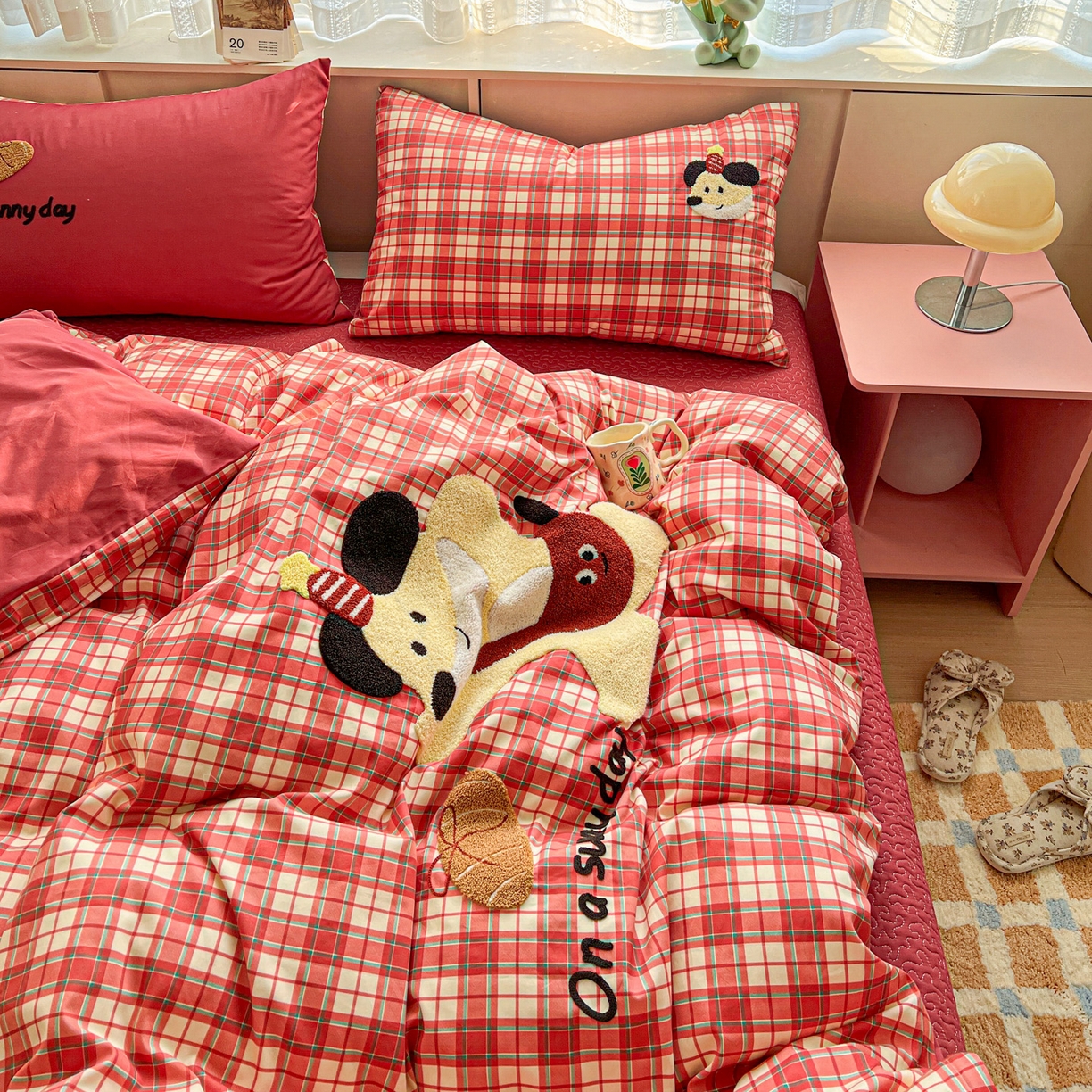 91家纺网 家纺一手货源 找家纺 鑫喜莱家纺 2026新款全棉纯棉13372床盖款原创毛巾绣四件套 面包小狗